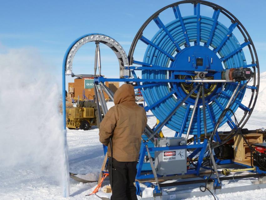 IDP driller Mike Jayred tests the RAM Drill during the 2010-2011 field season for the Askaryan Radio Array project at South Pole