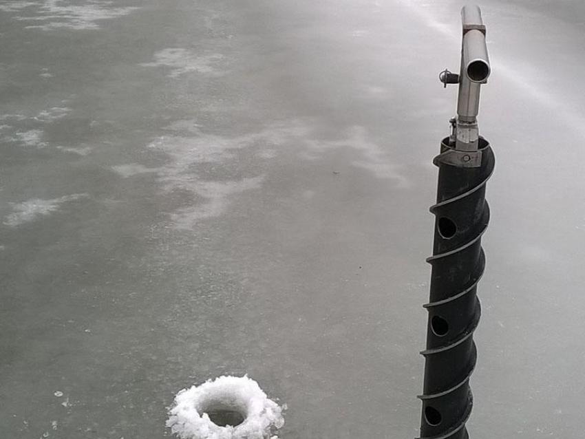 A SIPRE hand auger is used on an ice-covered northern U.S. temperate lake