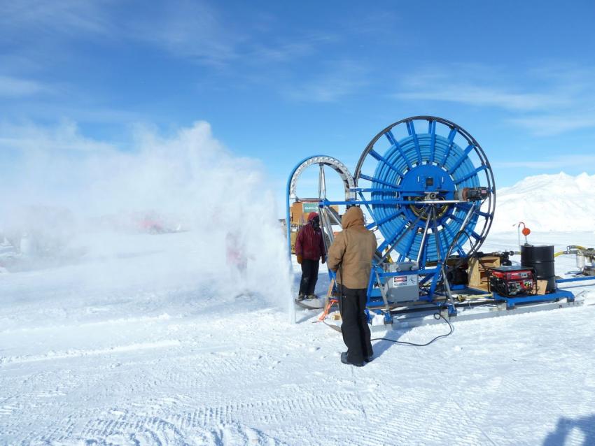 IDP driller Mike Jayred tests the RAM Drill during the 2010-2011 field season for the Askaryan Radio Array project at South Pole. Photo: Michael DuVernois