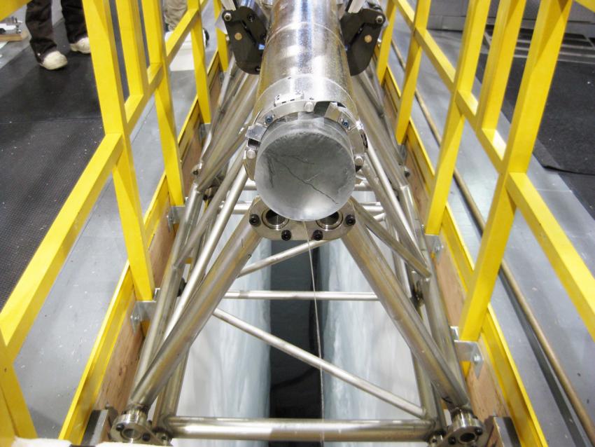 The barrel of the DISC drill with a 122 mm diameter ice core inside